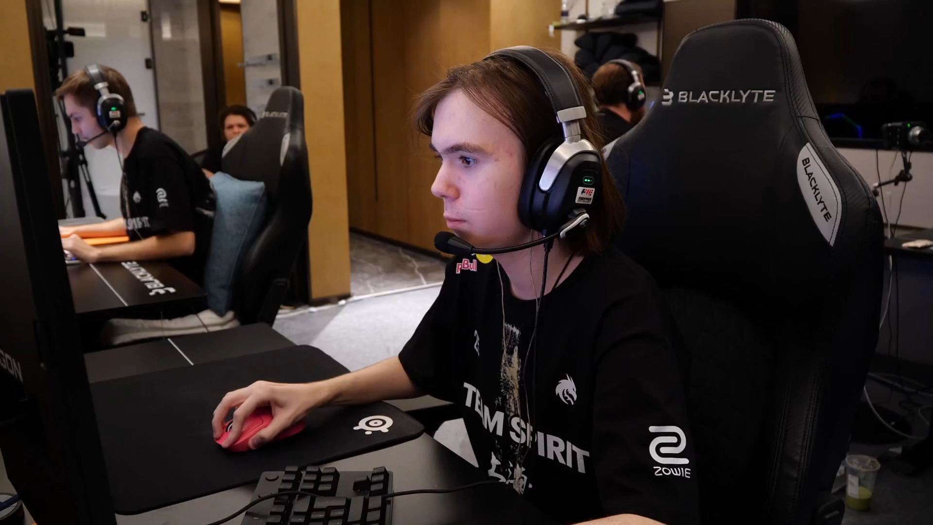 他在此前的 他在此前的